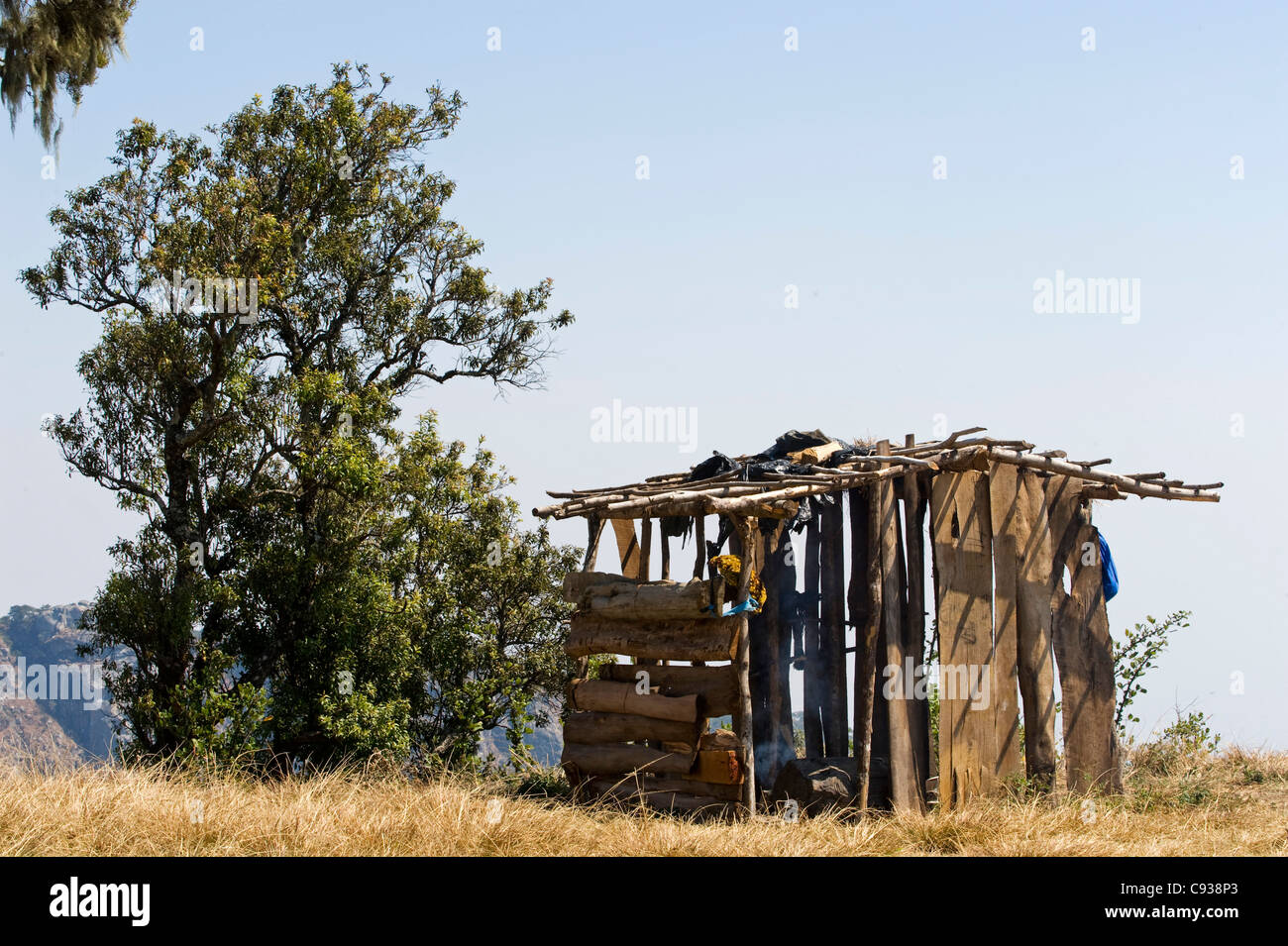 Malawi Zomba Plateau.  Einheimische Männer verkaufen Halbedelsteine Mineralien aus dem Plateau haben eine Hütte neben Chingwe Loch gebaut. Stockfoto