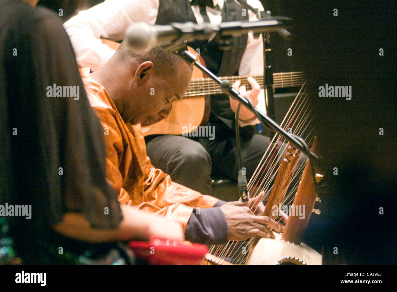 Toumani Diabate auf der Bühne mit Vorband, Revere am Royal Northern College für Music, 11. November 2011 Stockfoto