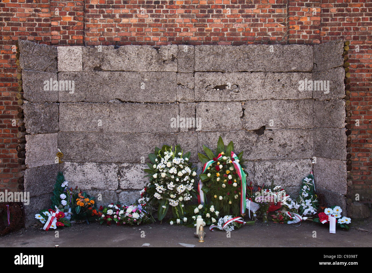 Polen, Oswiecim, Auschwitz ich KZ. Der Tod-Wand befindet sich zwischen den Blöcken 10 und 11. Stockfoto