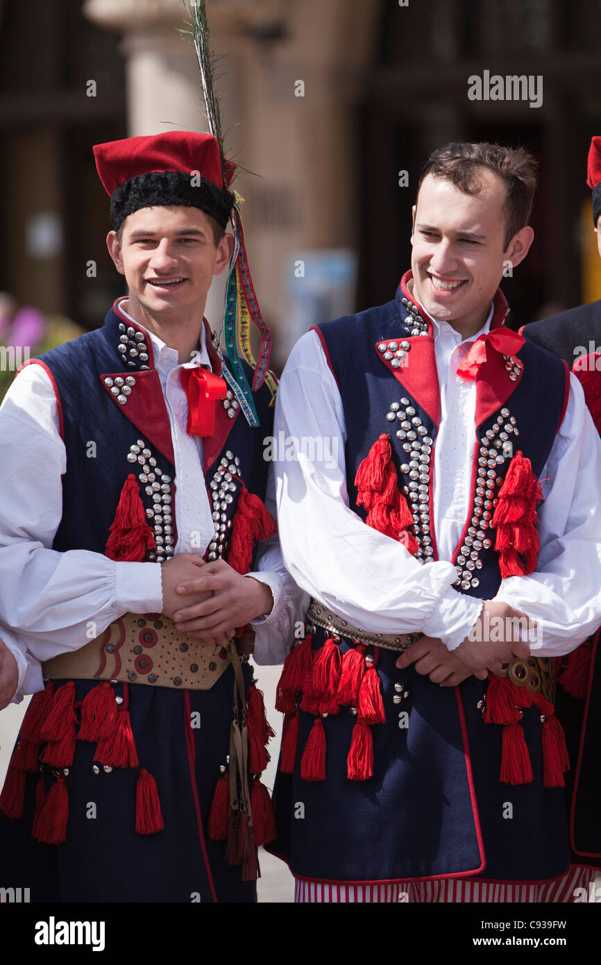 Polen, Krakau. Polnischen Jungen in traditioneller Tracht, die Vorbereitung zum Tanz auf dem