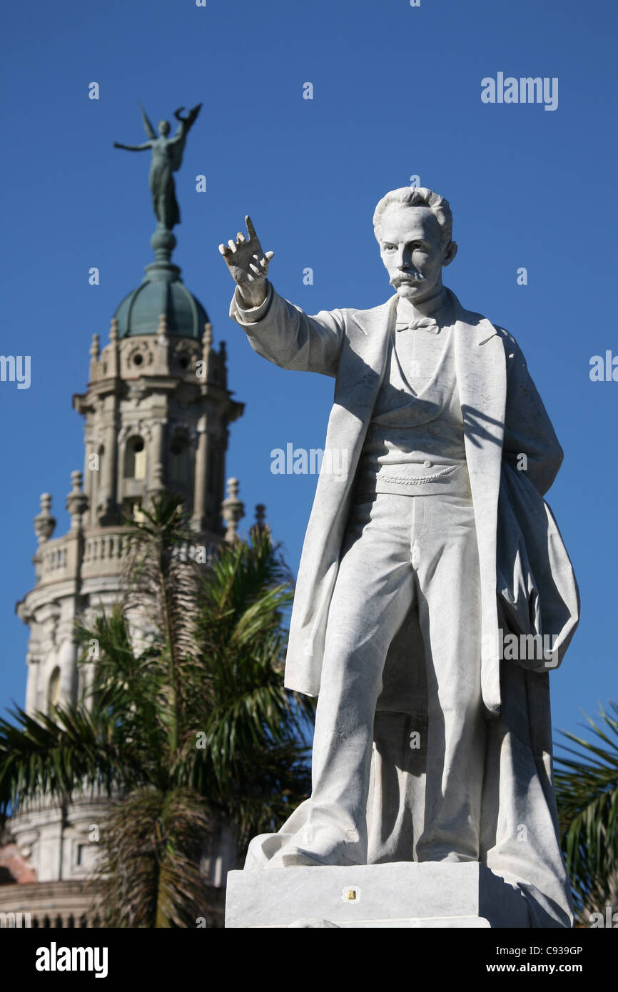 Denkmal für kubanischen Nationalhelden Jose Marti im Central Park in Havanna, Kuba. Das grosse Theater ist im Hintergrund zu sehen. Stockfoto