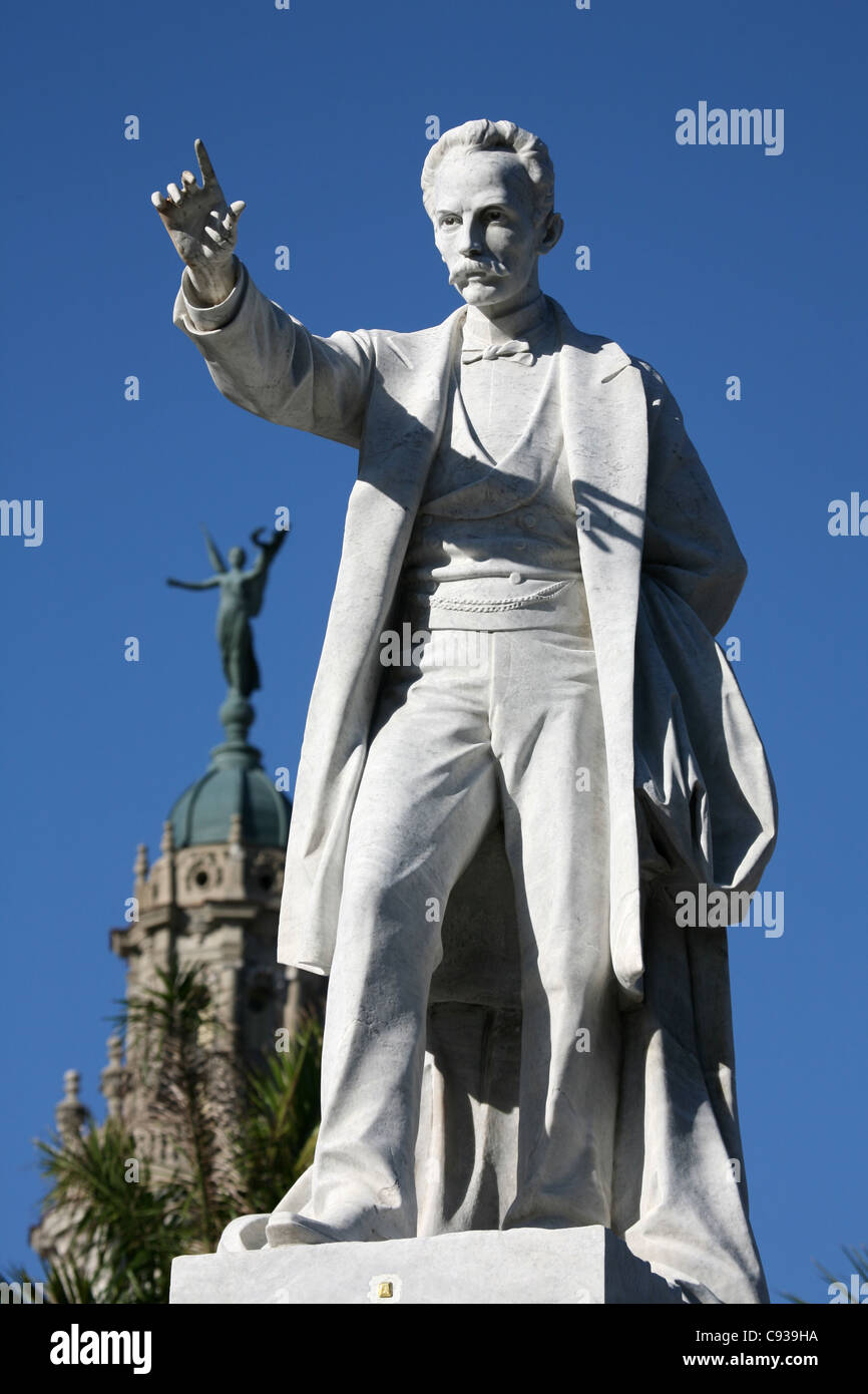 Denkmal für kubanischen Nationalhelden Jose Marti im Central Park in Havanna, Kuba. Das grosse Theater ist im Hintergrund zu sehen. Stockfoto