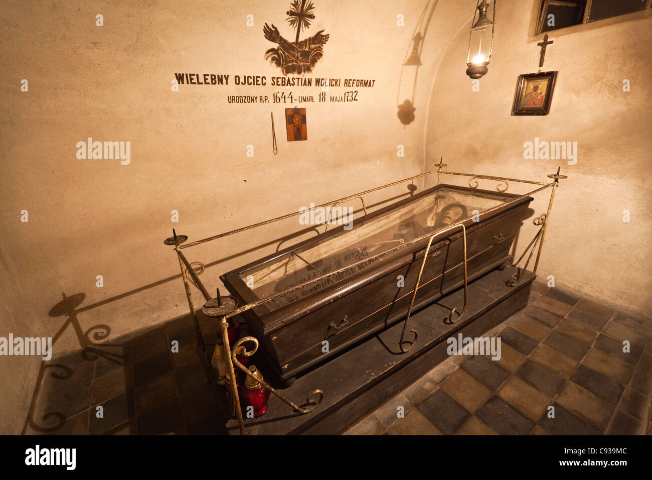 Polen, Krakau. Mumifizierte Körper in der Krypta der Kirche der Reformierten Franziskaner. Stockfoto