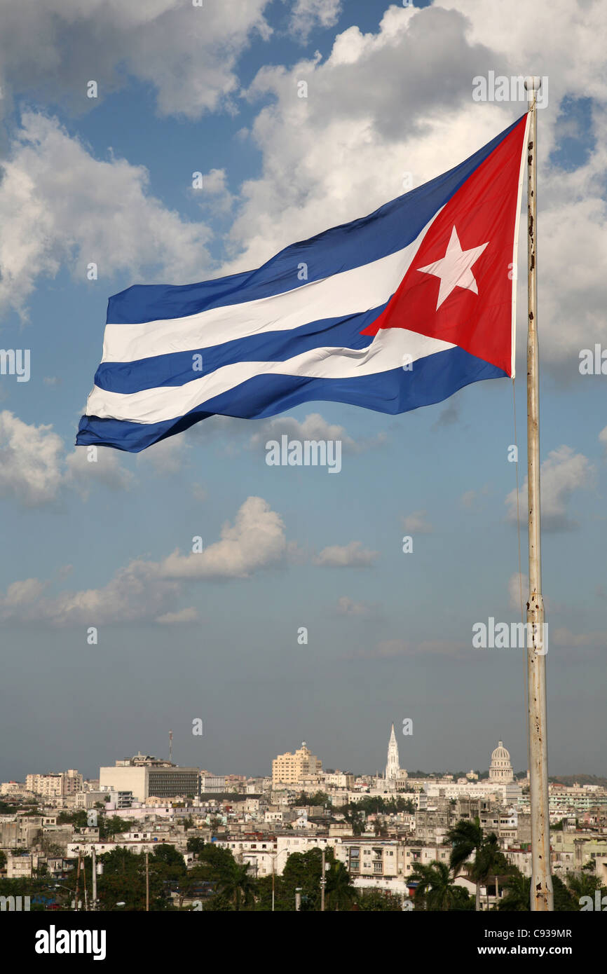 Kubanischen Nationalflagge auf dem Platz der Revolution in Havanna, Kuba. Die Hauptkuppel des nationalen Capitol in der rechten Seite zu sehen. Stockfoto