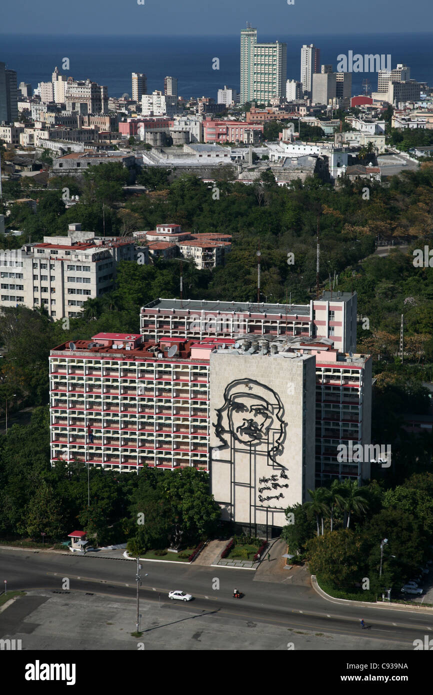 Kubanische Ministerium des Innern mit dem berühmten Porträt von Ernesto Che Guevara auf dem Platz der Revolution in Havanna, Kuba. Stockfoto