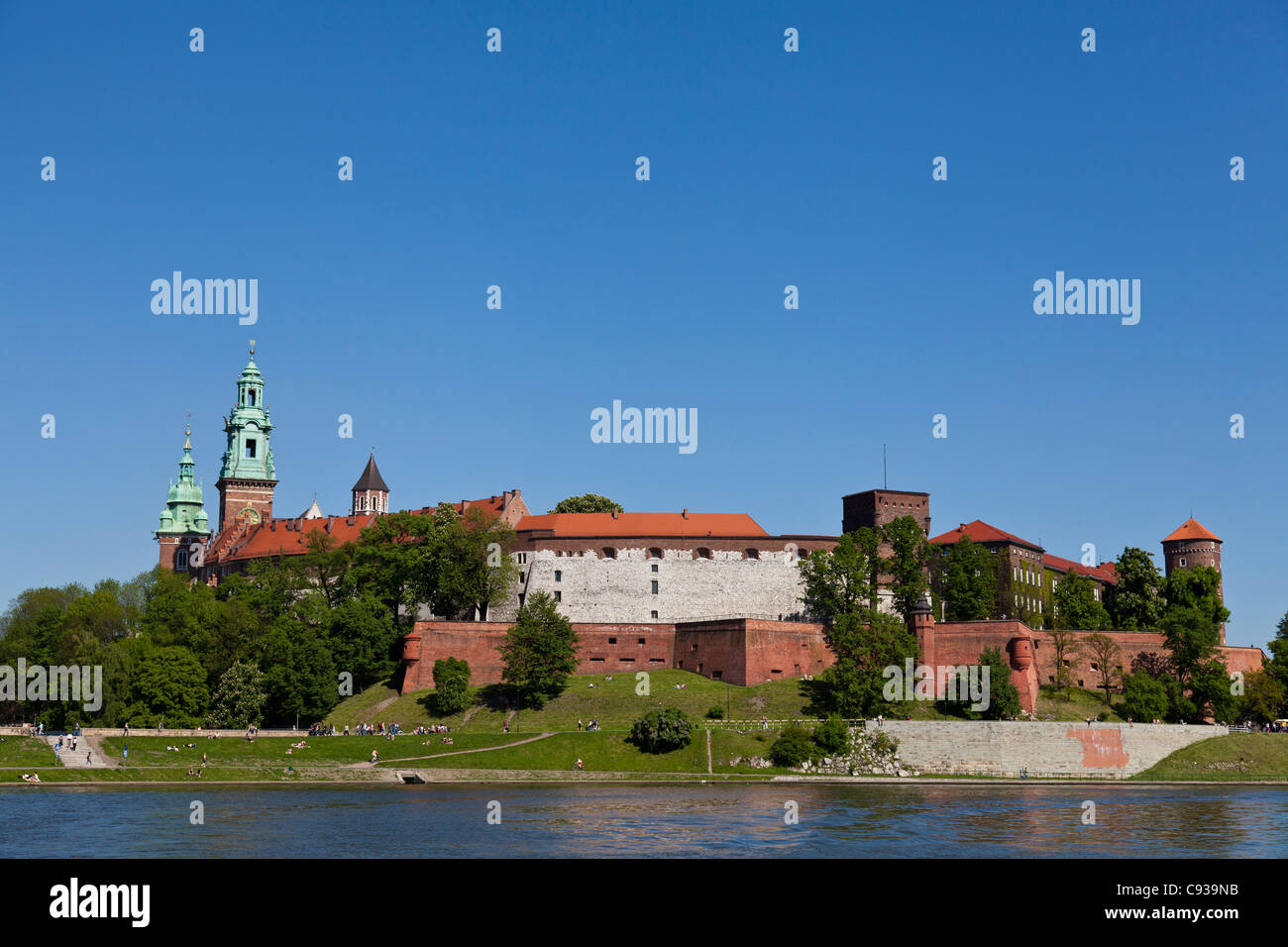 Polen, Krakau. Königsschloss und Krakau Kathedrale auf dem Wawel-Hügel, von der Weichsel gesehen. Stockfoto