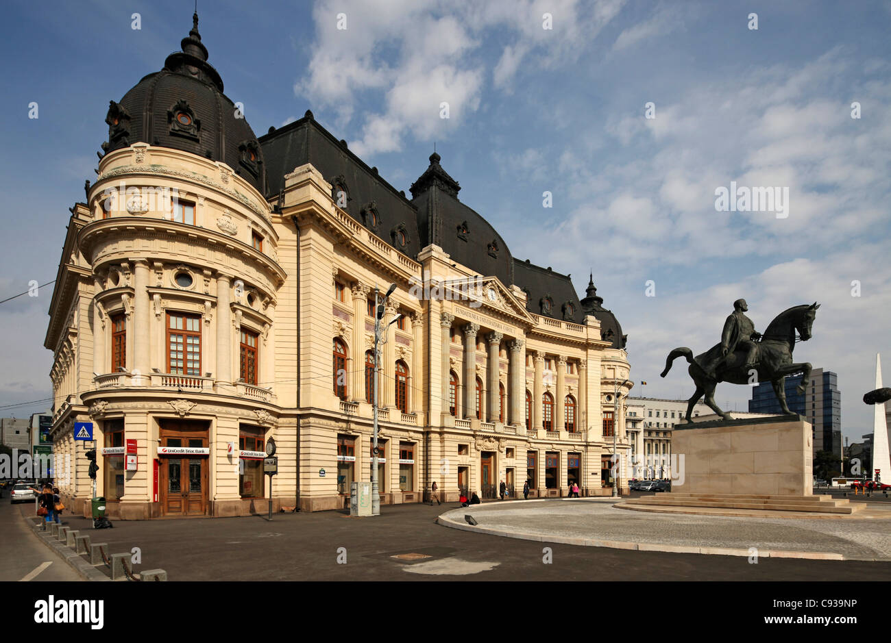 Der zentralen Universität Bibliothek Bukarest, befindet sich auf der gegenüberliegenden Straßenseite das nationale Kunstmuseum von Rumänien. Stockfoto