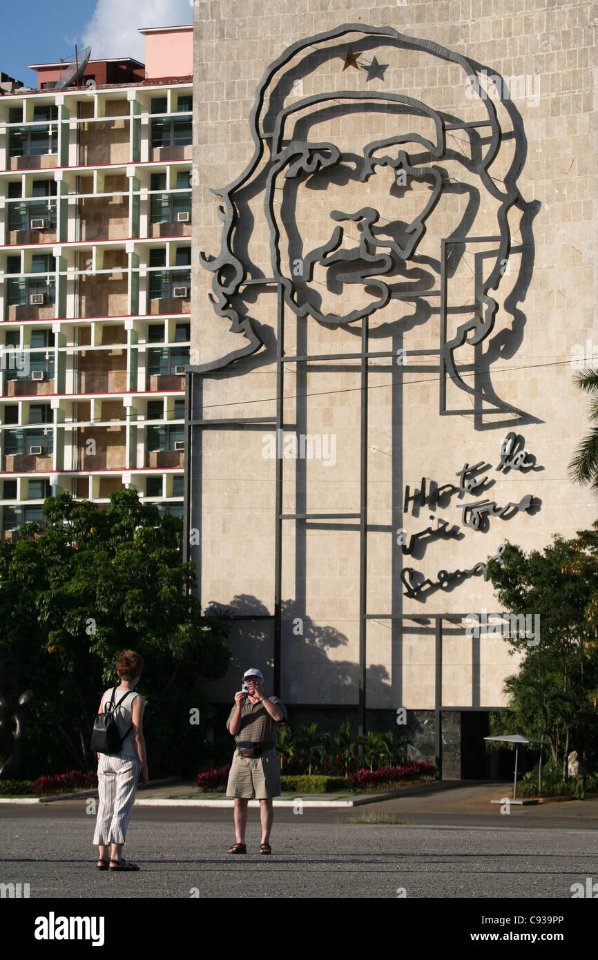 Berühmtes Porträt von Ernesto Che Guevara auf dem Gebäude des Innenministeriums an den Platz der Revolution in Havanna, Kuba. Stockfoto