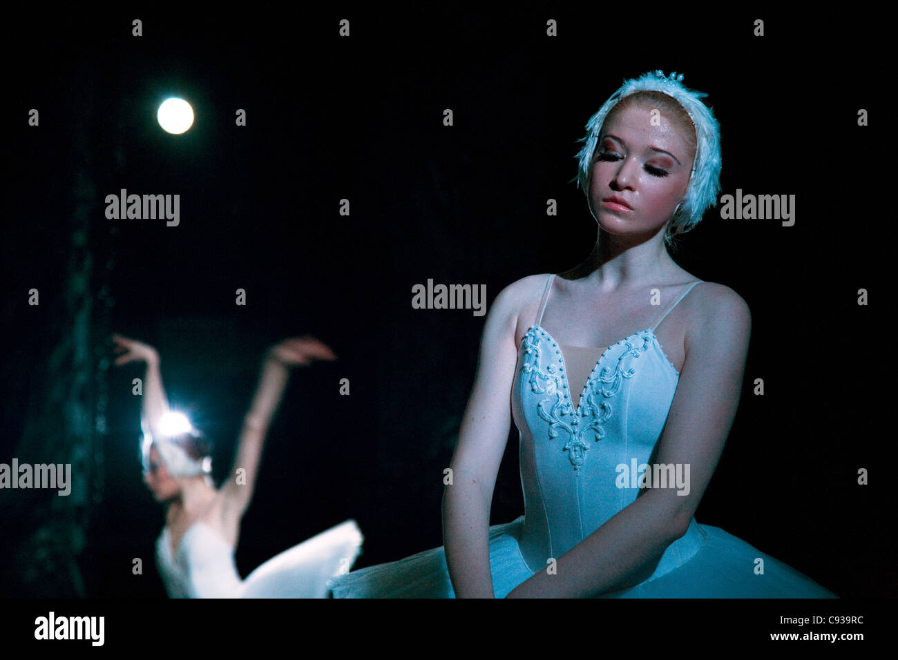St. Petersburg, Russland; Ballett-Tänzer auf der Bühne während der Aufführung von Tschaikowskys Ballett "Schwanensee" Stockfoto