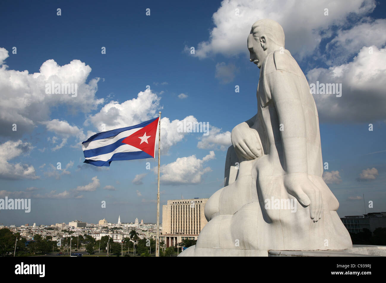 Monumentale Statue von Jose Marti am Fuße des Jose Marti Denkmal auf dem Platz der Revolution in Havanna, Kuba. Stockfoto