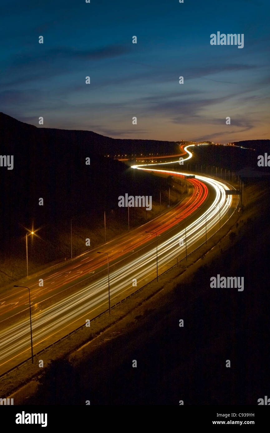 Ein Blick auf den Westen Autobahn M62 Richtung Manchester in der Nacht. Stockfoto