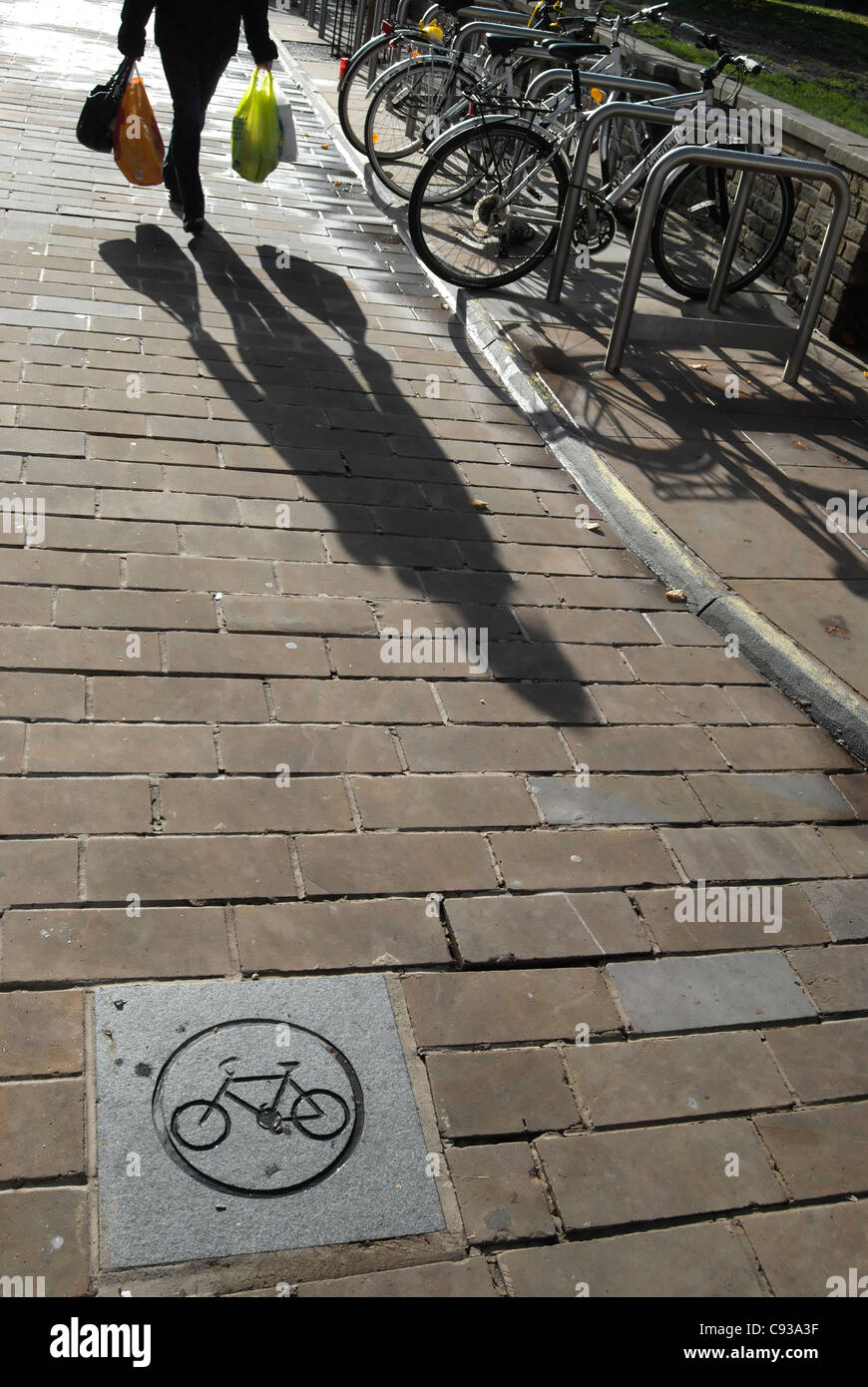 Fußgängerzone mit langen Schatten zu Fuß in einen Radweg in Kingston nach Themse, Surrey, england Stockfoto