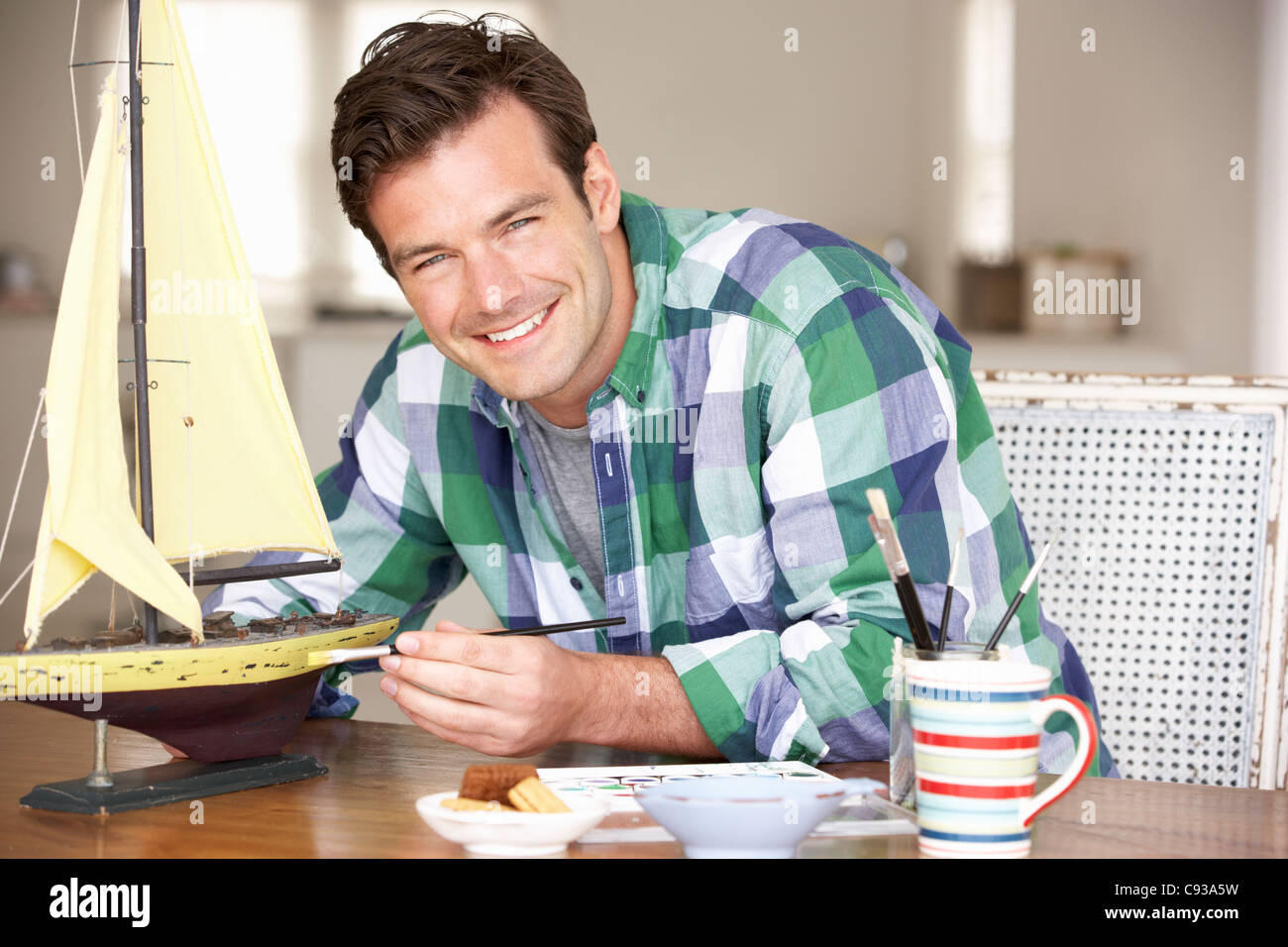 Mann, Modellschiff Stockfoto