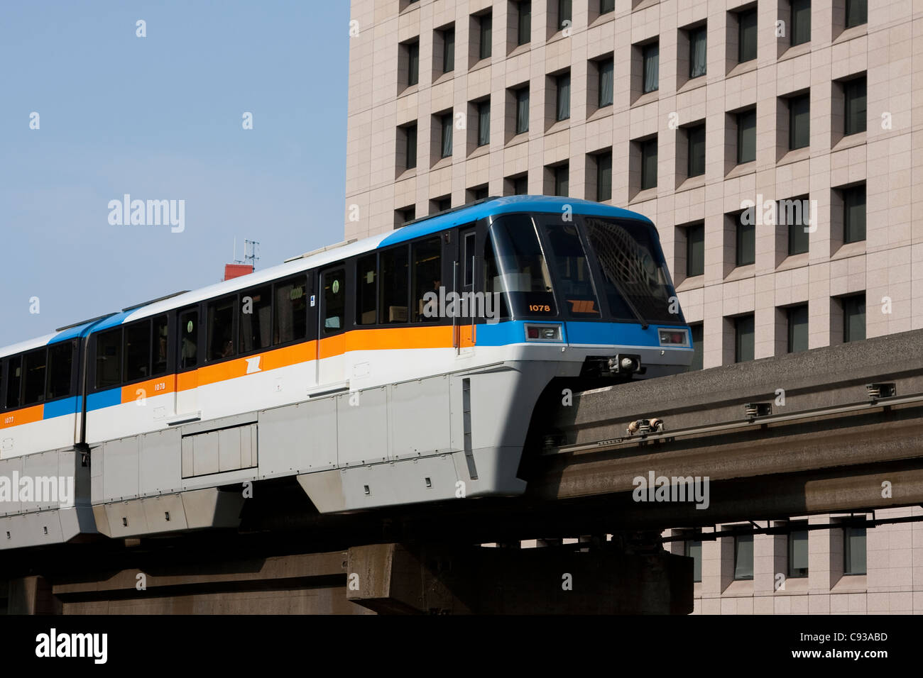 Ein Zug auf der Tokioter Monorail, in der Nähe von Tamachi, Tokio, Japan Stockfoto