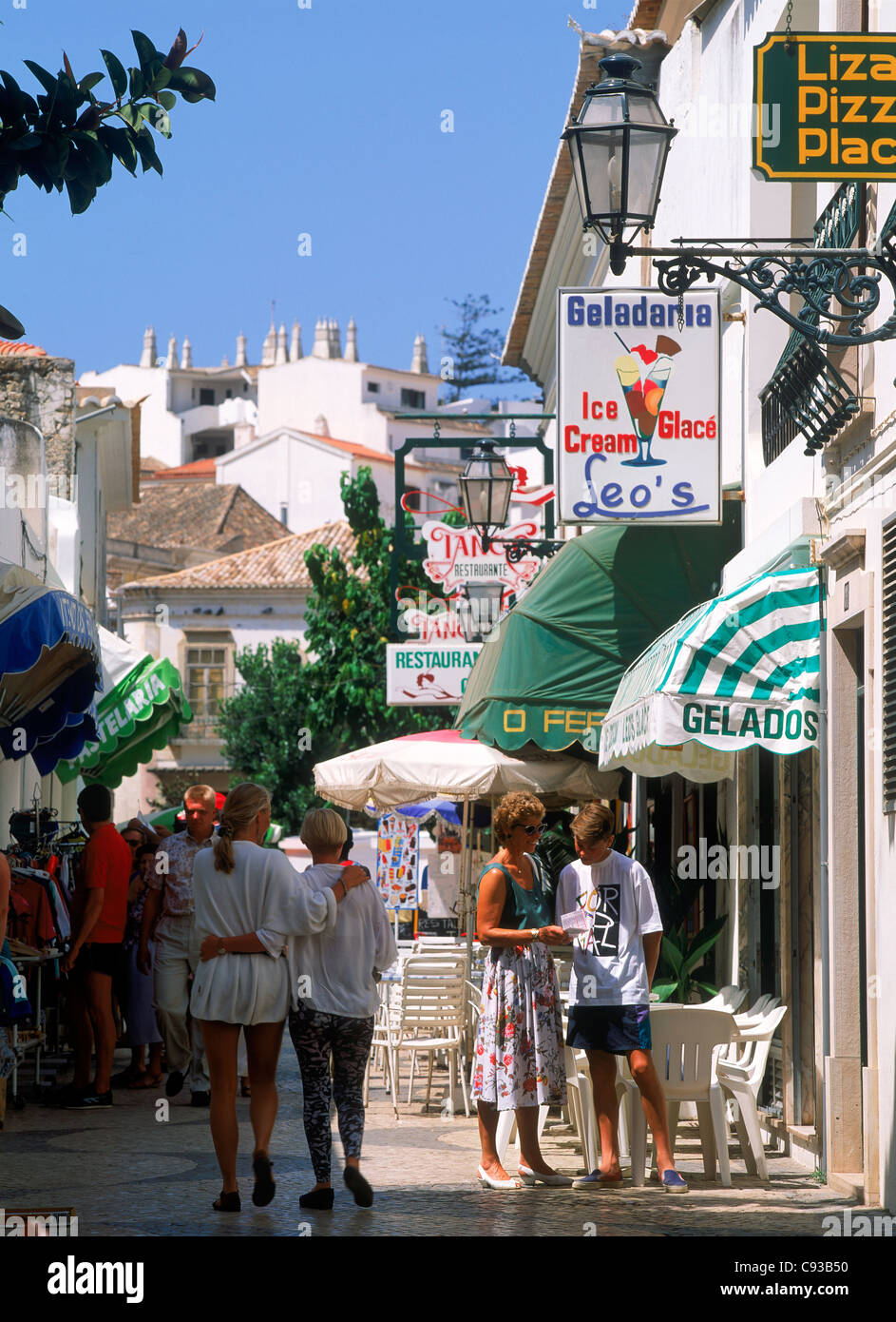 Geschäfte und Touristen in die Stadt Albufeira an der Algarve in Portugal Stockfoto