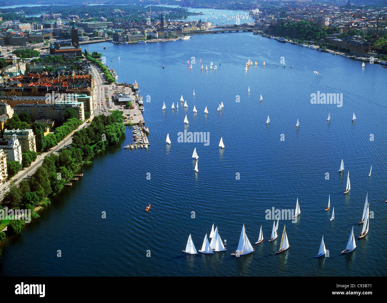Luftaufnahme der Segelboot-Tag am Riddarfjarden in Stockholm mit Rathaus (Stadthaus) und Kungsholmen Küstenlinie auf linken Seite Stockfoto