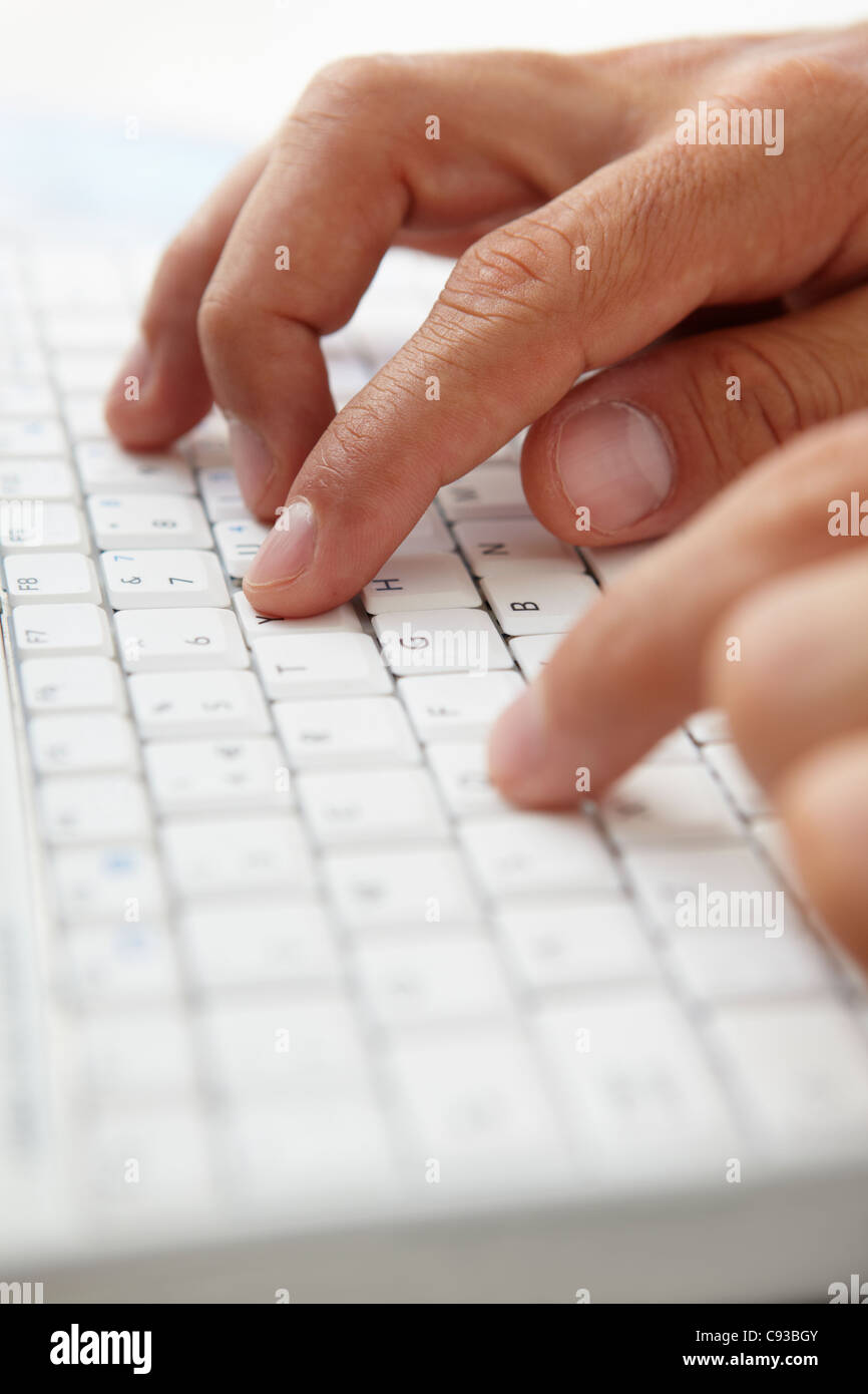 Schließen Sie sich der Mensch mit Computer-Tastatur Stockfoto