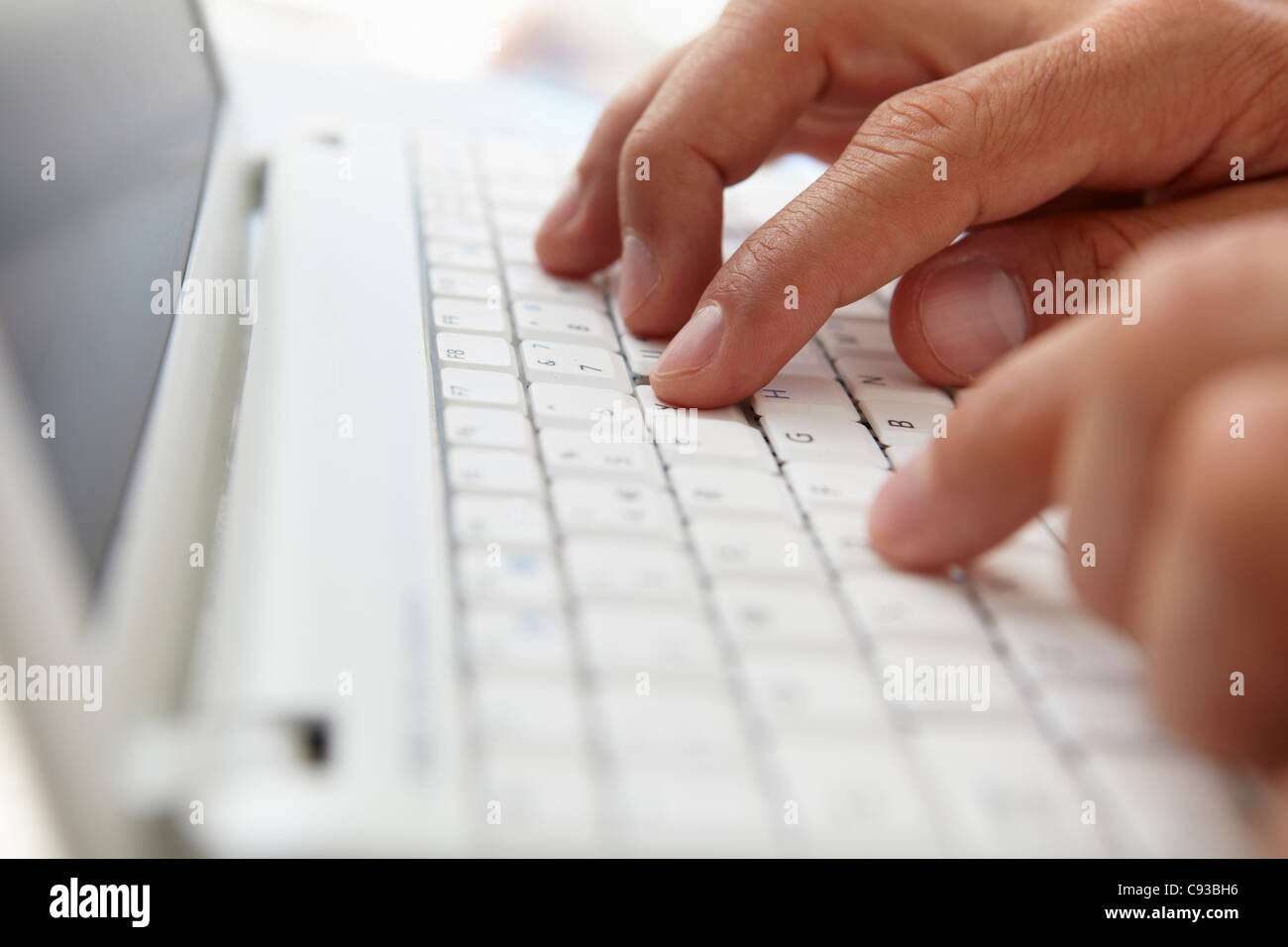 Schließen Sie sich der Mensch mit Computer-Tastatur Stockfoto