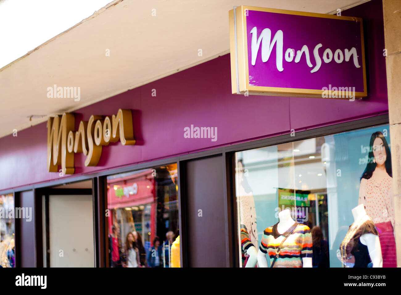 Monsun Hautpstraße-Retail-Shop Verkauf von Markenkleidung, die sich mit den aktuellen Modetrends sind. Stockfoto