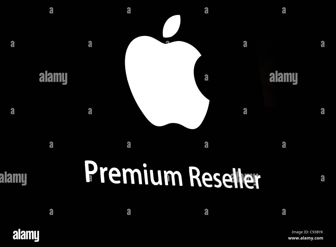 Das Logo für Apple Mac-Betriebssystem von Premium-Reseller in einem Einzelhandel Schaufenster angezeigt. Stockfoto