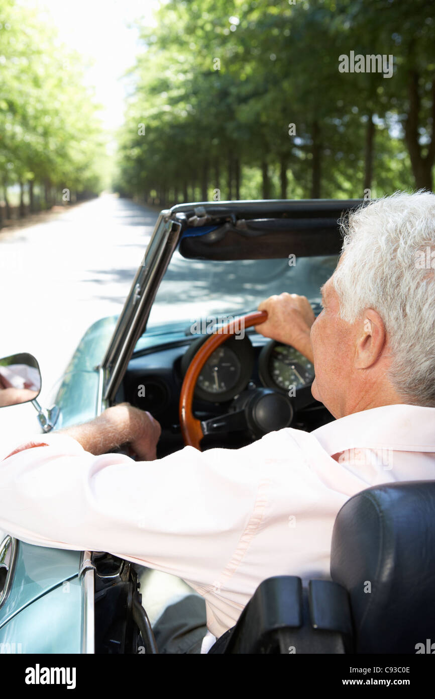 Senior woman in Sportwagen Stockfoto