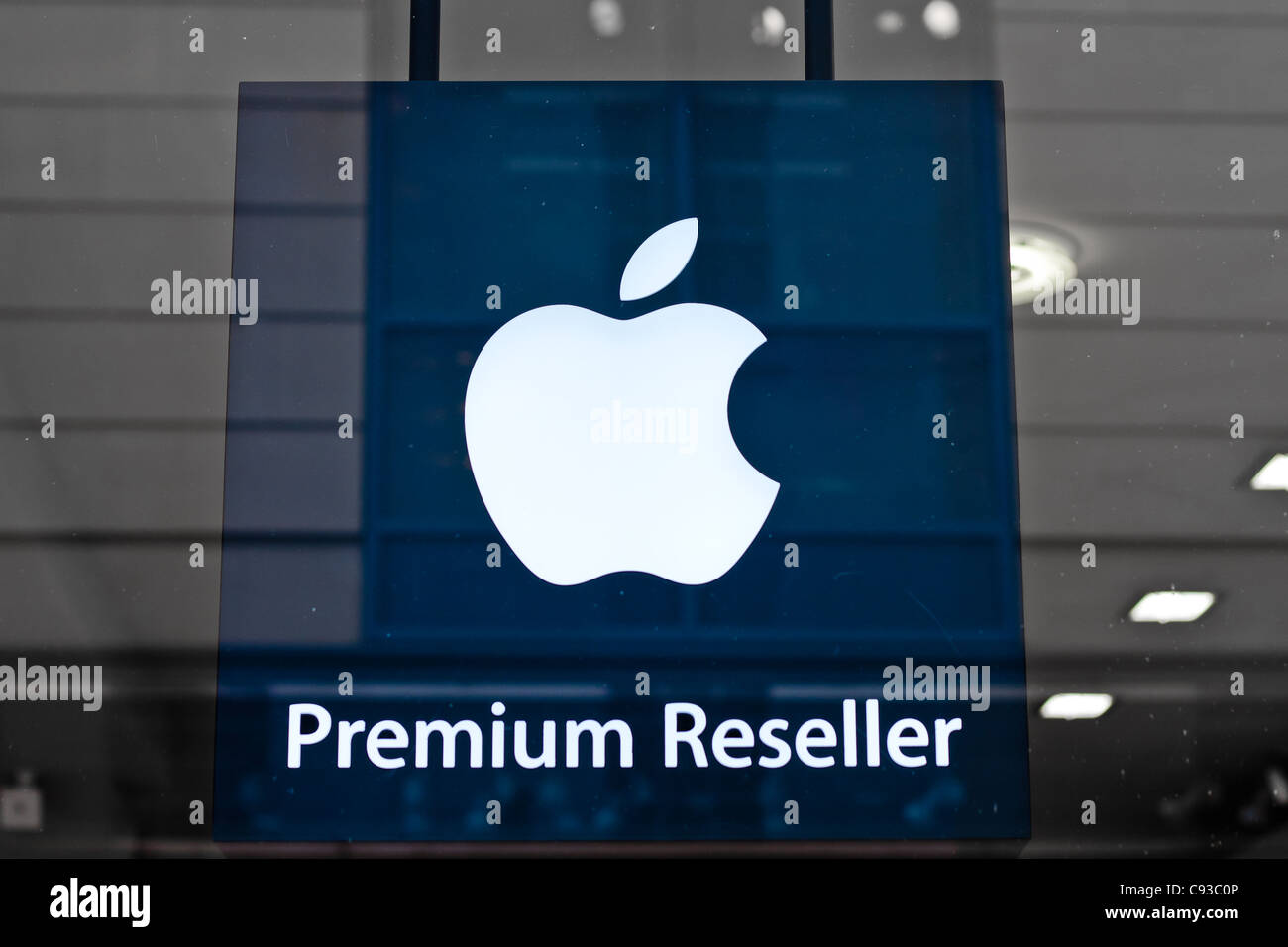 Das Logo für Apple Mac-Betriebssystem von Premium-Reseller in einem Einzelhandel Schaufenster angezeigt. Stockfoto