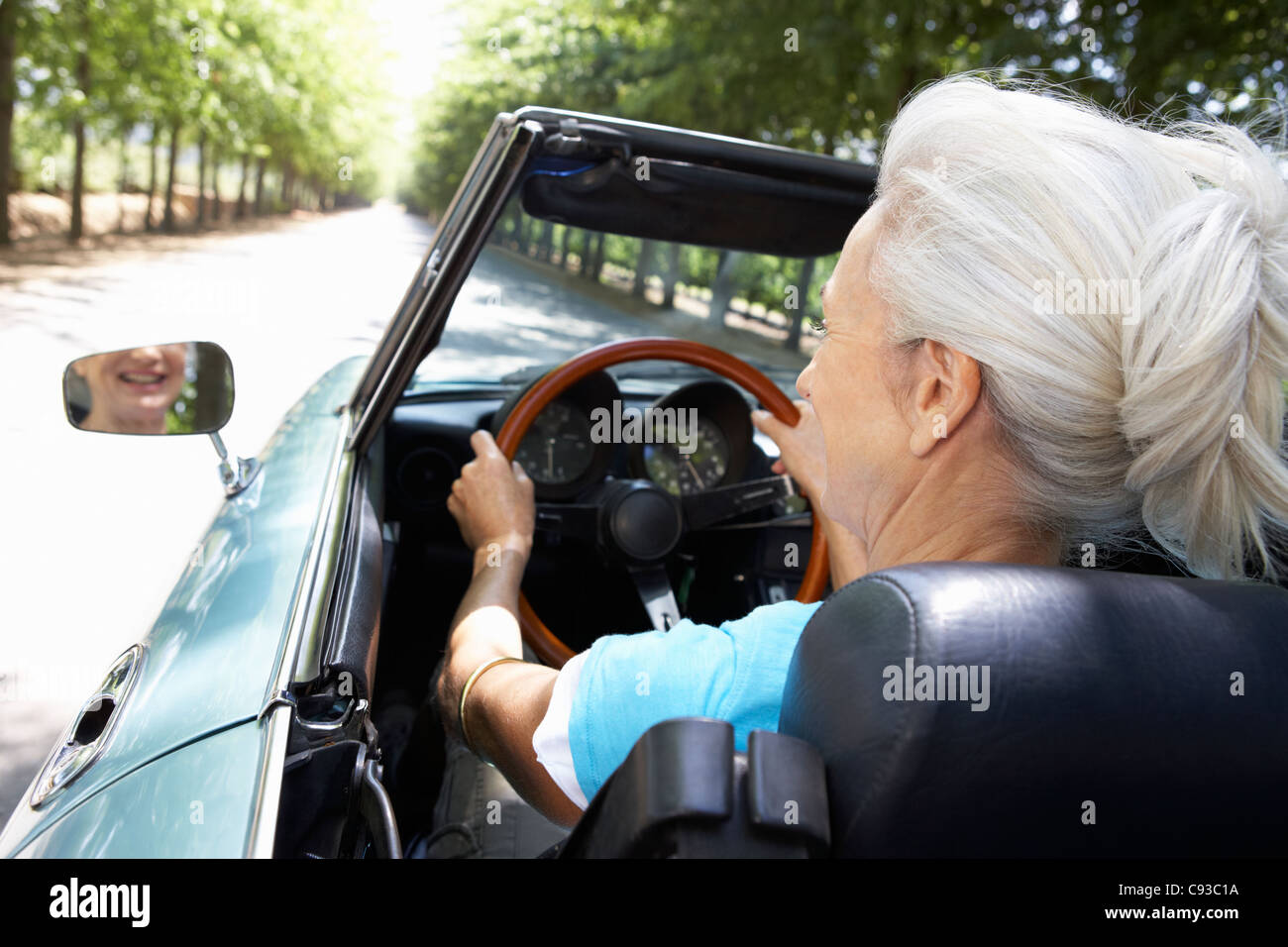 Ältere Frau im Sportwagen Stockfoto