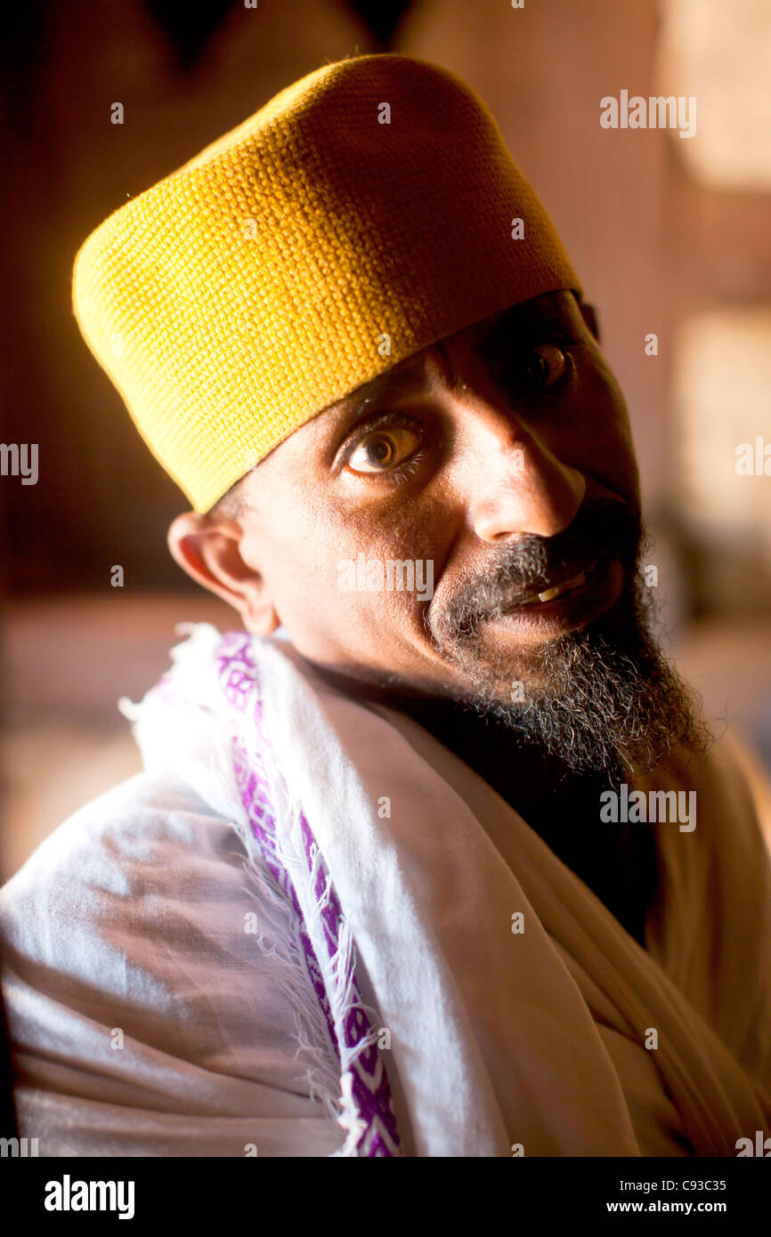 Chrisian orthodoxer Priester im Tagebergbau Kloster Debre Damo nahe der eritreischen Grenze in Tigray, Nord-Äthiopien. Stockfoto