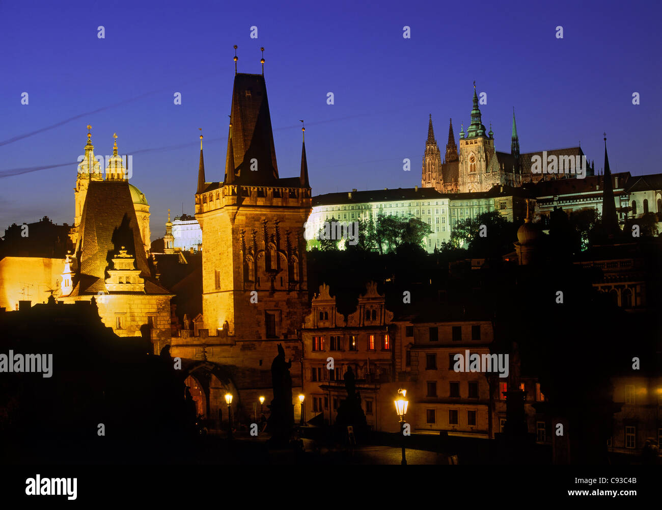Karlsbrücke mit St Vitus Cathedral und Hradschin Burg über die Moldau in der Nacht Stockfoto