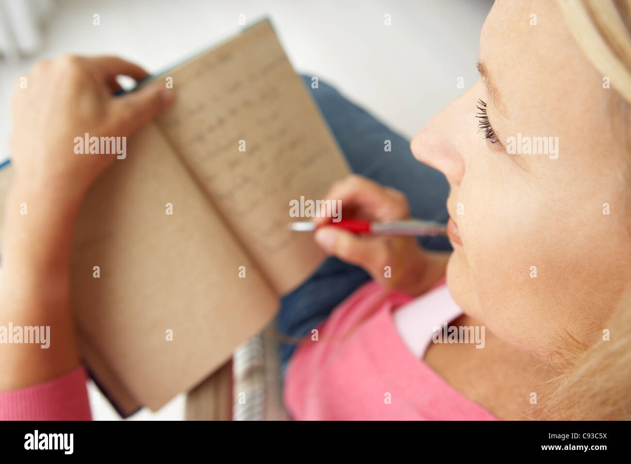 Ältere Frau schreiben in notebook Stockfoto