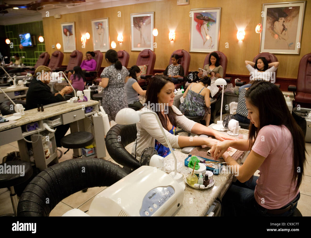 Eine Szene in einem vietnamesischen Nail bar Abschaltdruck, Montgomery Mall, Washington DC, USA Stockfoto