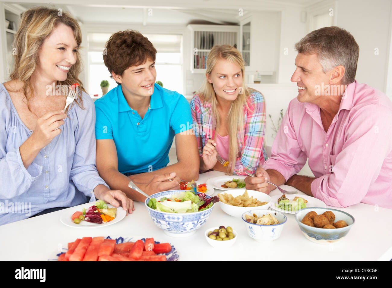 Mom siblings teen -Fotos und -Bildmaterial in hoher Auflösung – Alamy