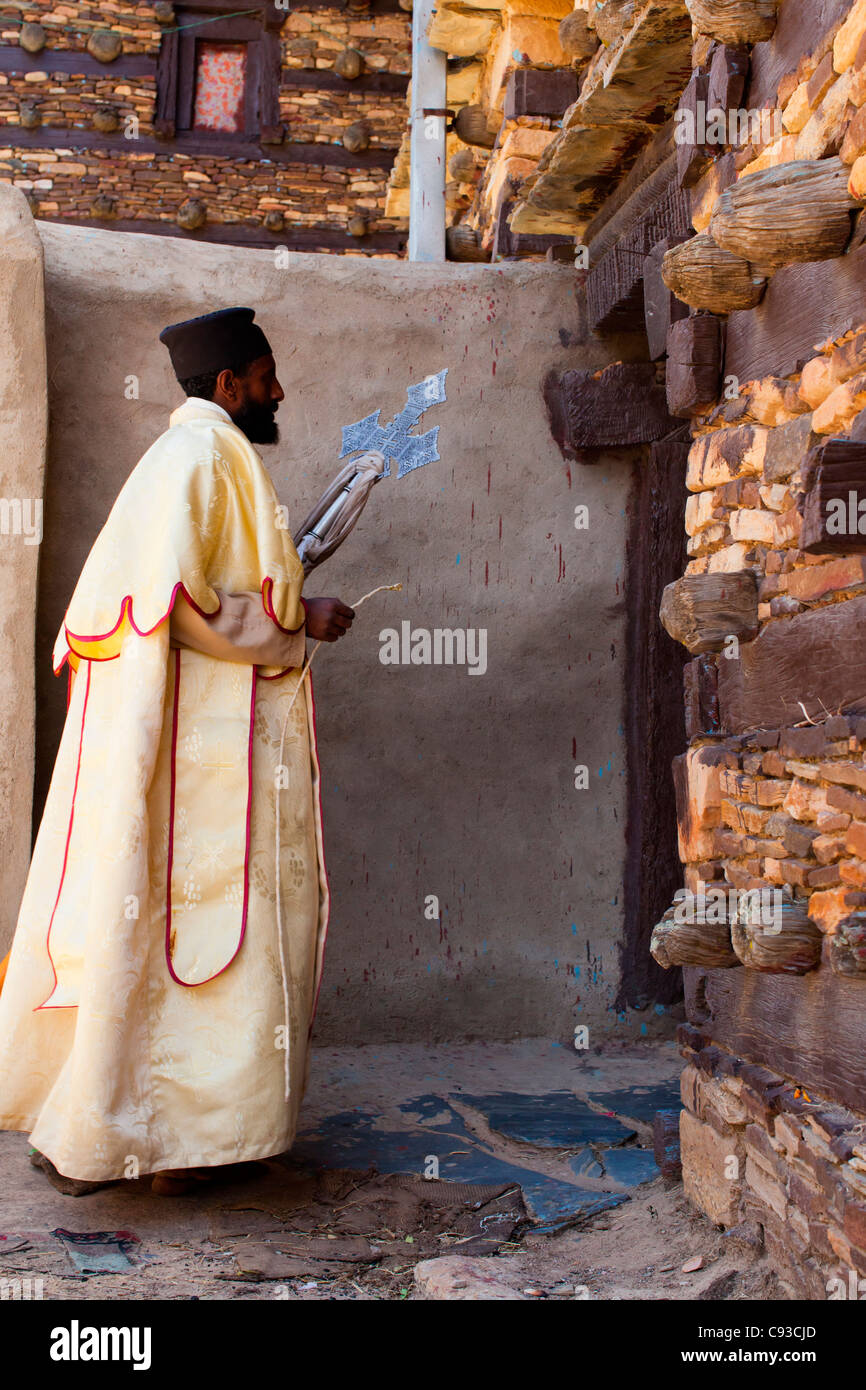 Chrisian orthodoxer Priester im Tagebergbau Kloster Debre Damo nahe der eritreischen Grenze in Tigray, Nord-Äthiopien. Stockfoto