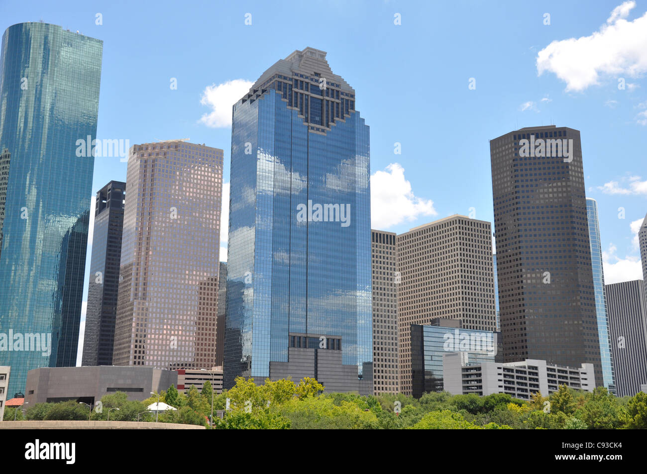 Skyline von Houston Texas mit einem strahlend blauen Himmel Stockfoto