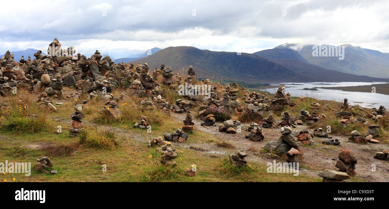 Viele Cairns teilweise mit Nachrichten oder Briefe mit Erinnerungen an Ihren lieben oben Loch Loyne, Highland Stockfoto