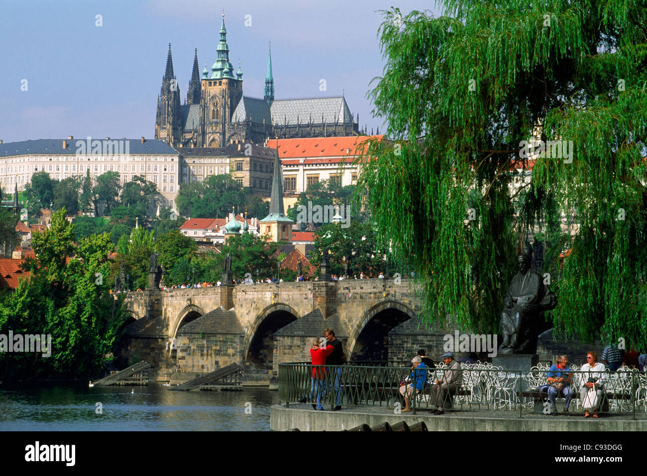 Karlsbrücke über die Moldau mit Sankt-Veits Dom und Touristen im riverside Restaurant in Prag Stockfoto