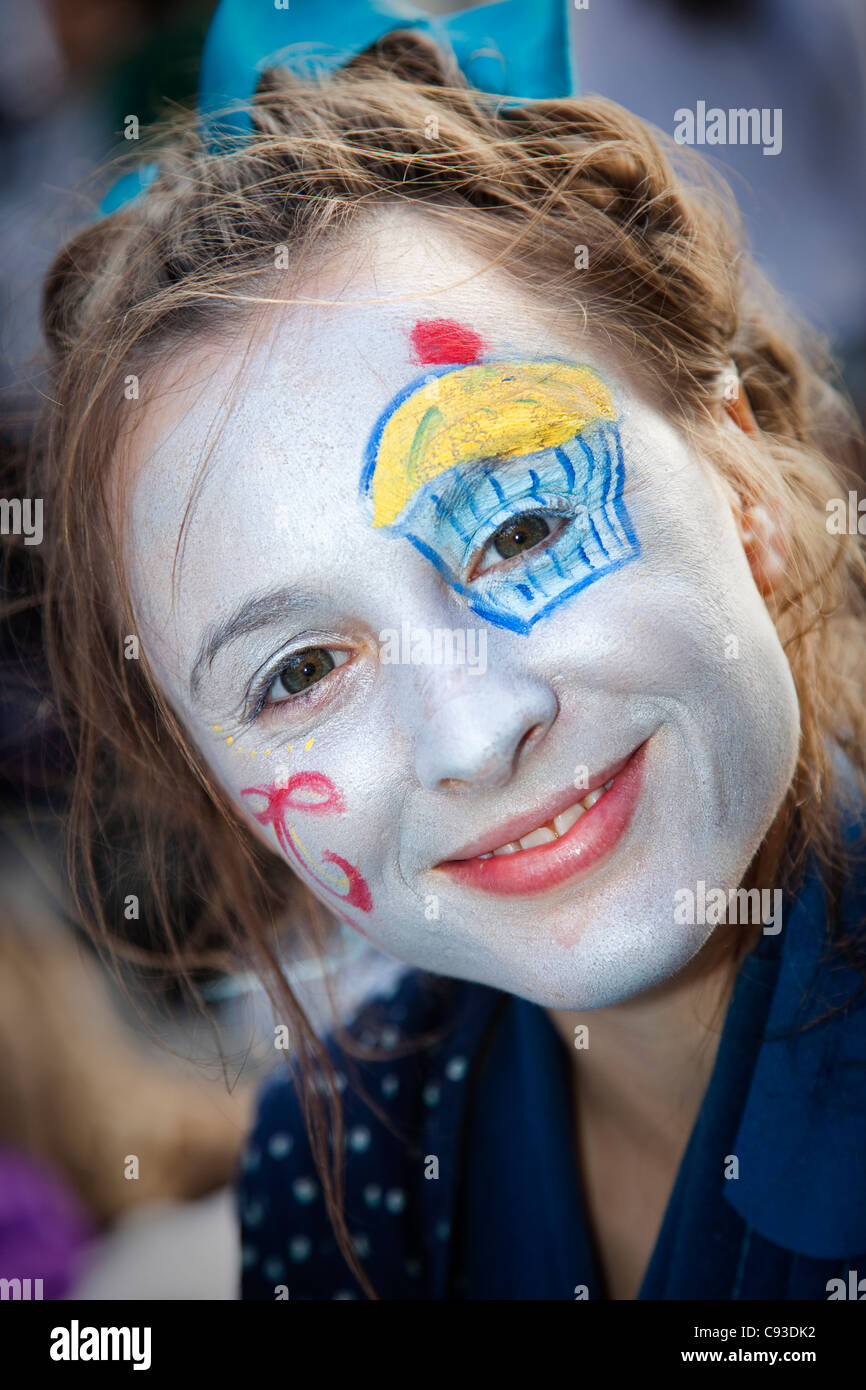 Junges Mädchen mit ihrem Gesicht gemalt und eine Zeichnung von einer Tasse Kuchen über ihr Auge, Edinburgh Fringe Festival Stockfoto