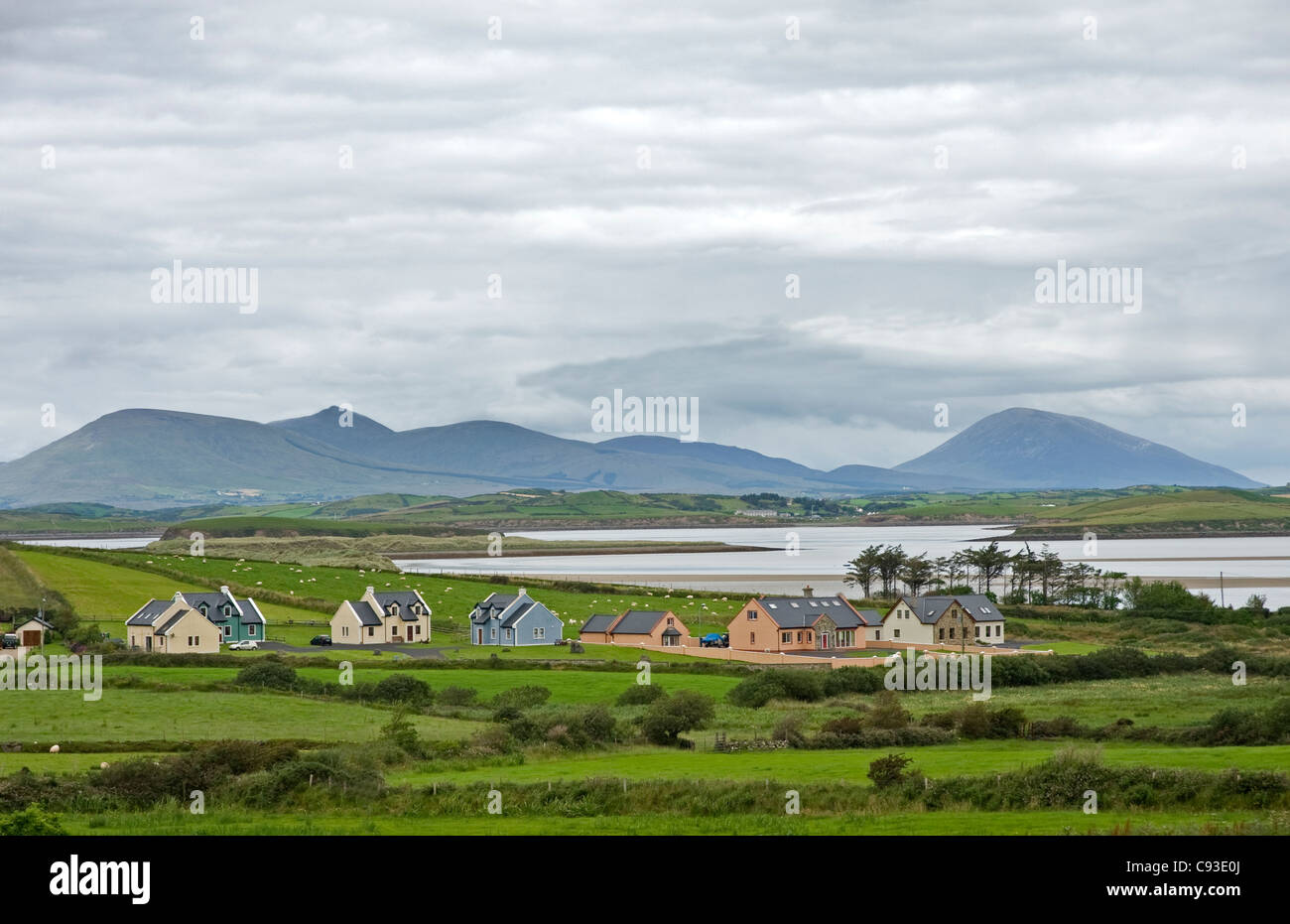 Neue Häuser am Clew Bay, County Mayo. Stockfoto