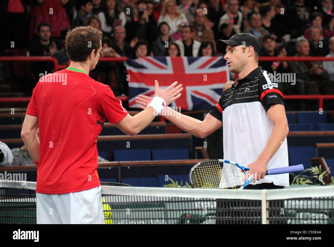 10.11.2011 Paris, Frankreich.  Andy Murray schüttelt Hände mit Andy Roddick USA Tennis BNP Paribas Masters Open de Paris Bercy Stockfoto