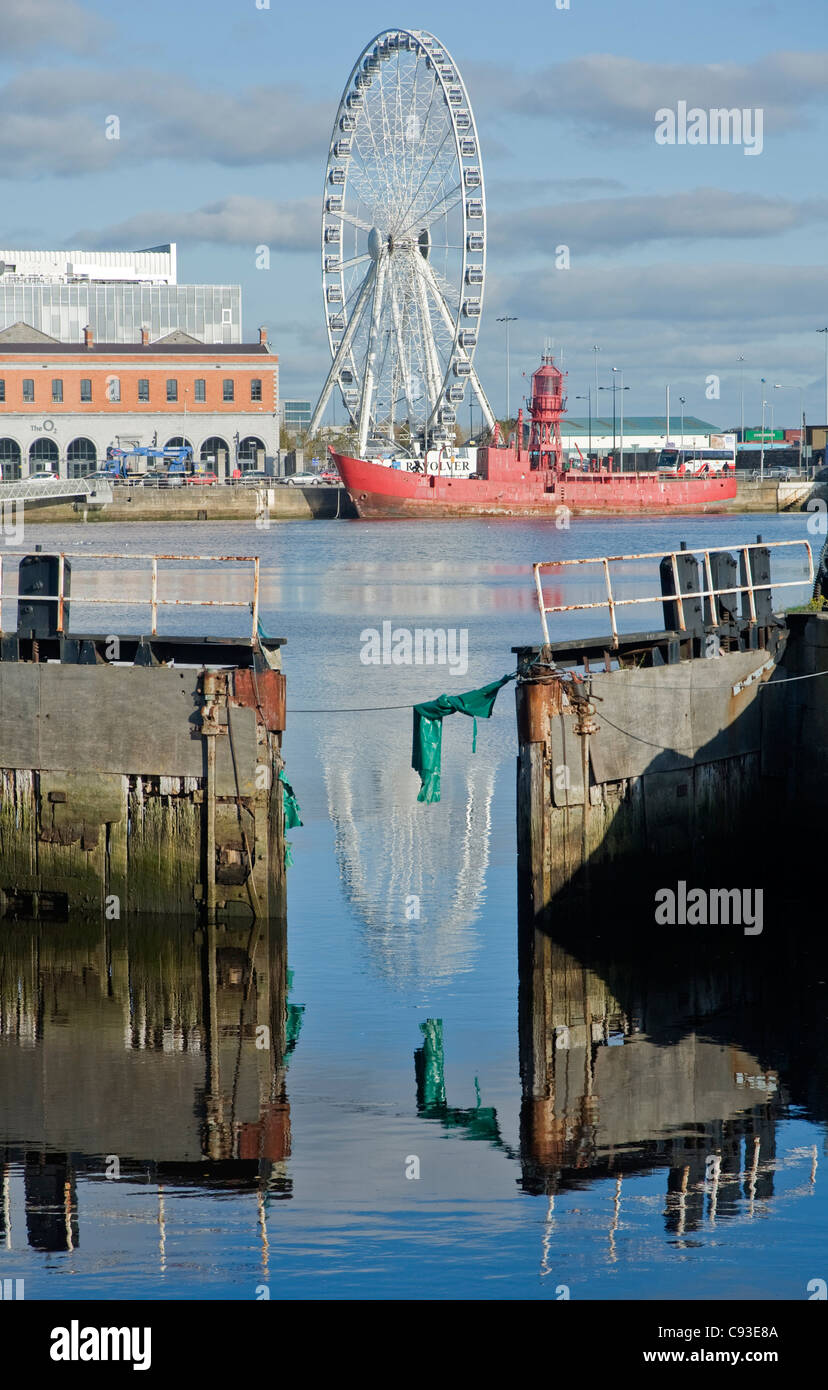 Canal Grande Schleusentore, das Feuerschiff "Kittiwake" und die O2-Arena angesehen von Ringsend, Dublin Stockfoto