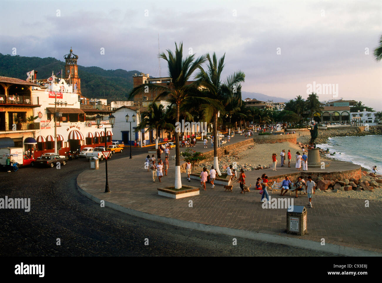 Guadalupe Church Bell Tower und Straße Bürgersteig entlang vorderen Strandstraße in Puerto Vallarta, Mexiko Stockfoto