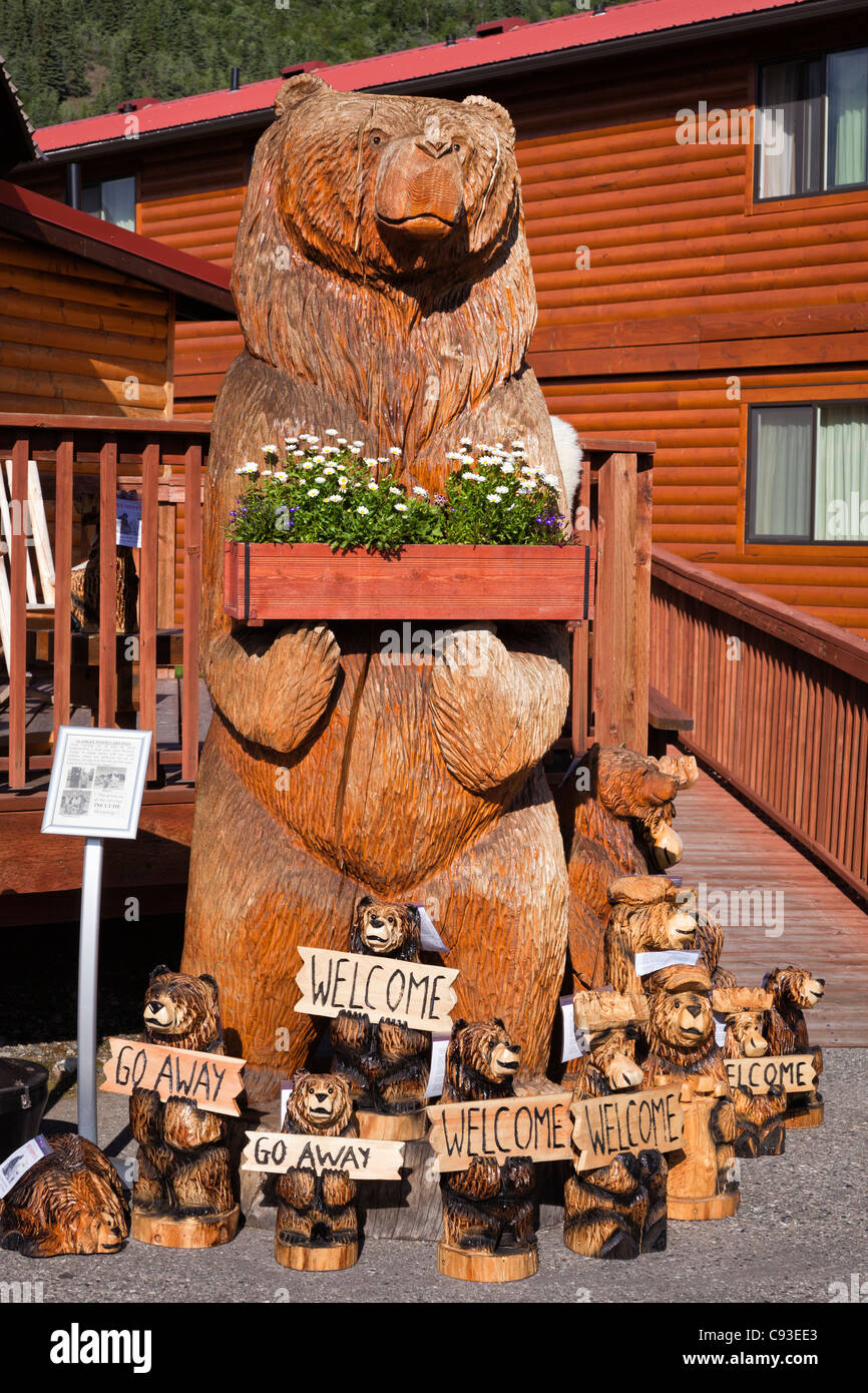 Geschnitzte hölzerne Bären außerhalb Geschenkeladen in Denali in Alaska Stockfoto