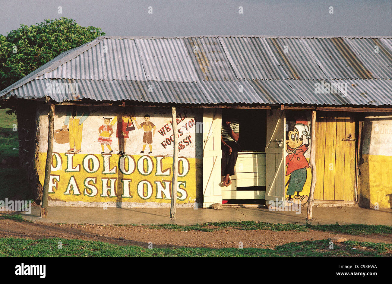 Ololoolo Mode Shop Duka Ololoolo Eingang zum Masai Mara National Reserve Kenya mit Mickey Mouse Wandbild Stockfoto