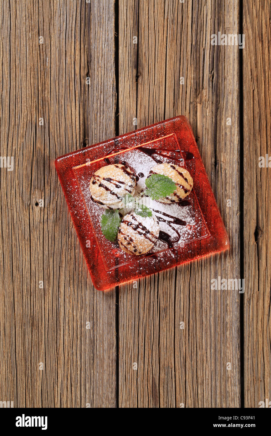 Walnuss geformte Cookies mit Buttercreme gefüllt Stockfoto