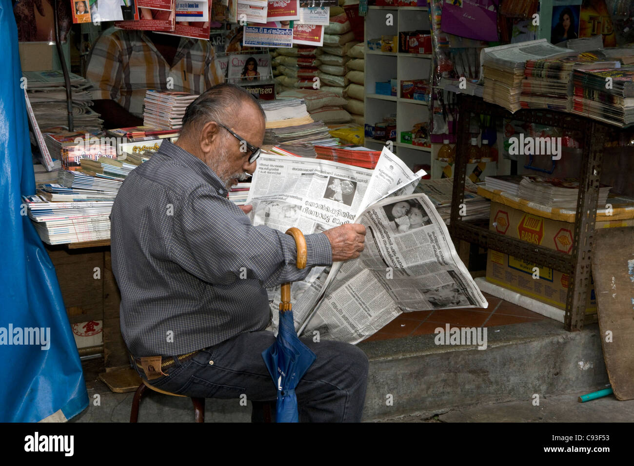 Little India: Mann mit Zeitung Stockfoto
