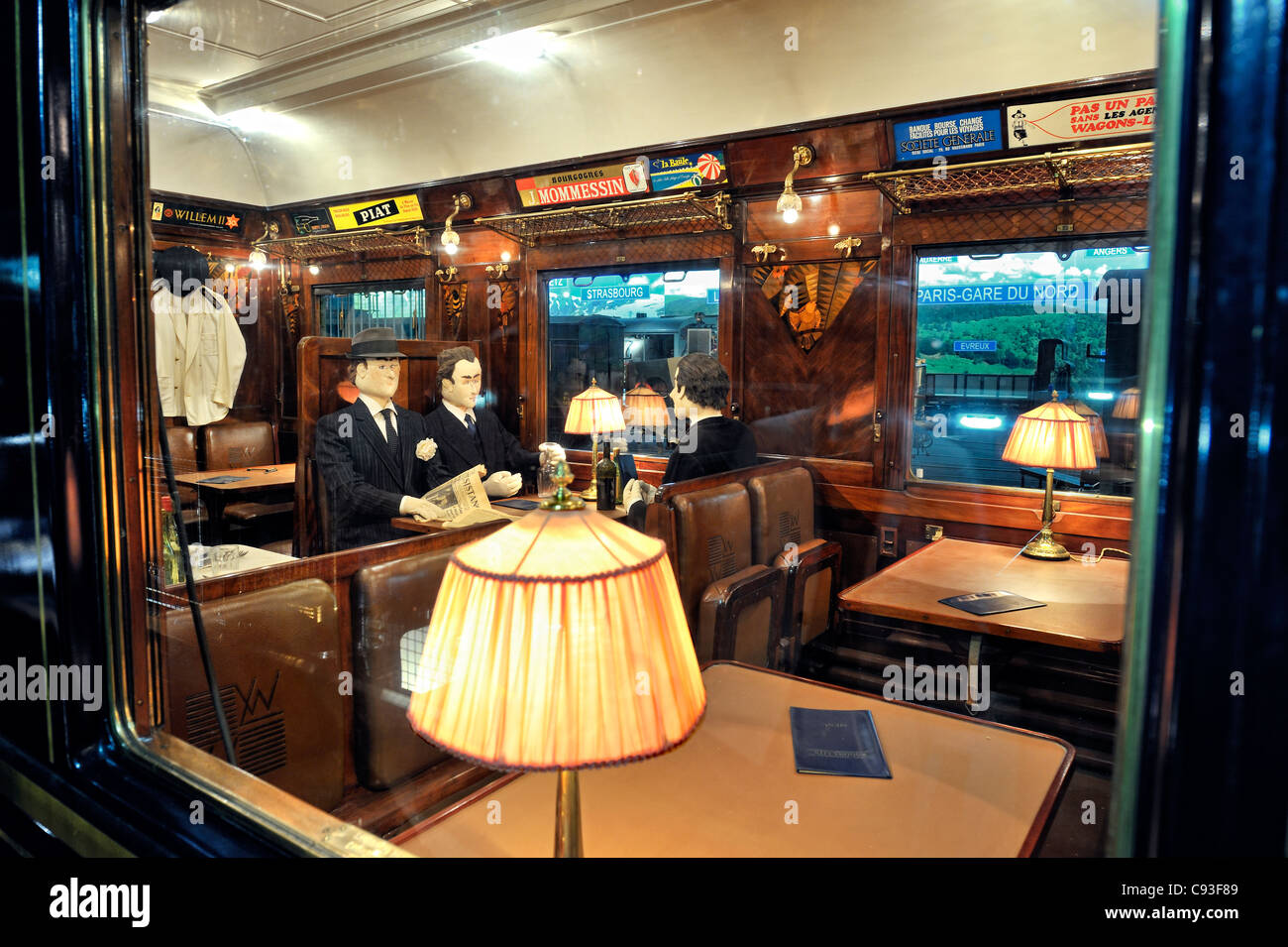 Orient Express Restaurant Wagen im Cite du Train Museum in Mulhouse, Frankreich. Stockfoto