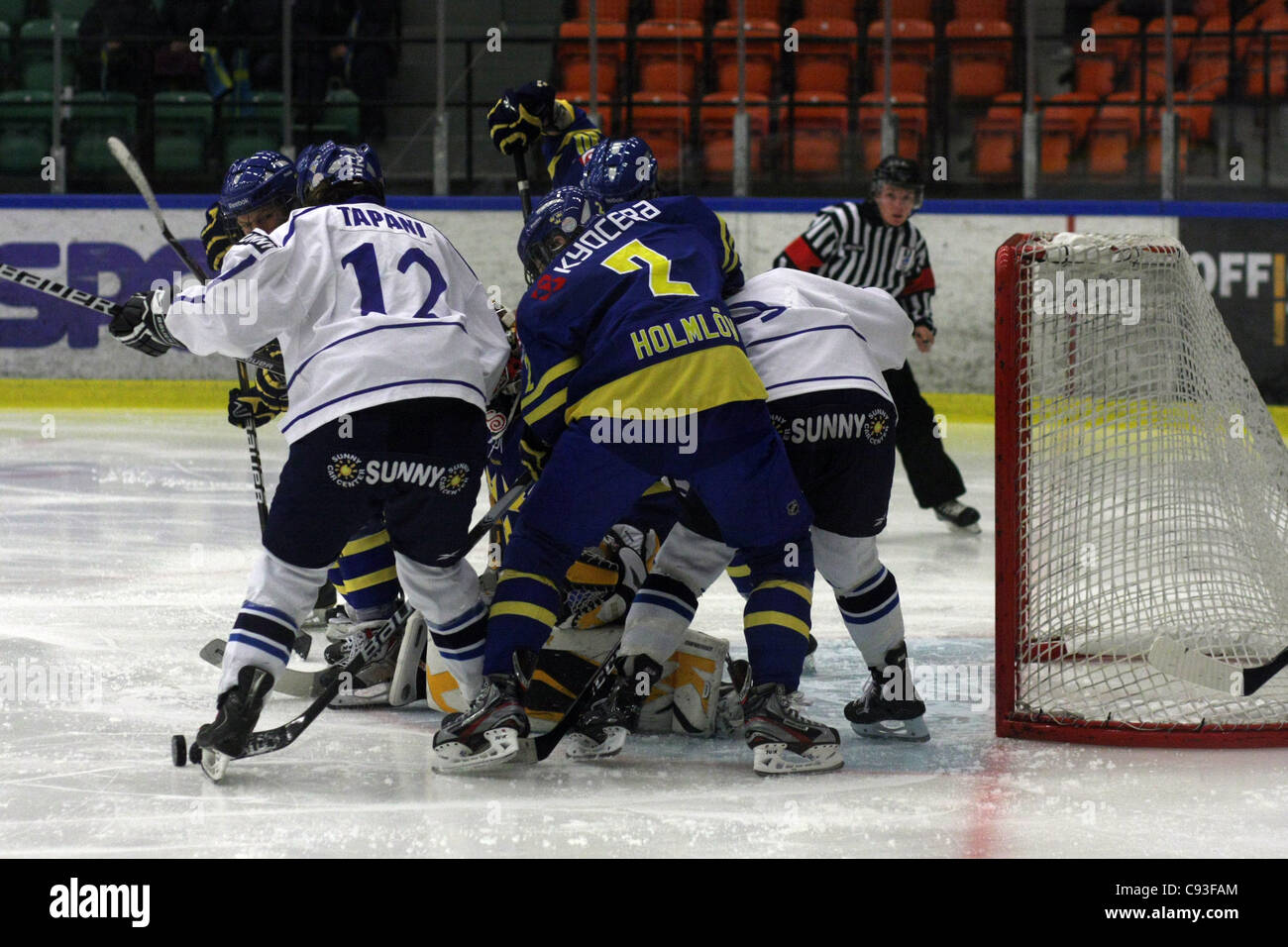 Grobe Lage vor dem schwedischen Tor. Das Spiel zwischen Schweden und Finnland endete 1: 2 (Ps) beim Turnier in Nyköping, Schweden Stockfoto