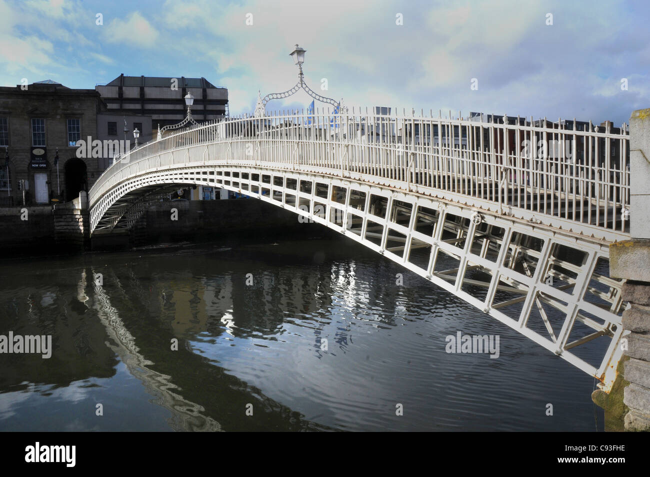 HA'PENNY-BRÜCKE, DIE ÜBERQUERT DEN FLUSS LIFFEY IN DUBLIN Stockfoto