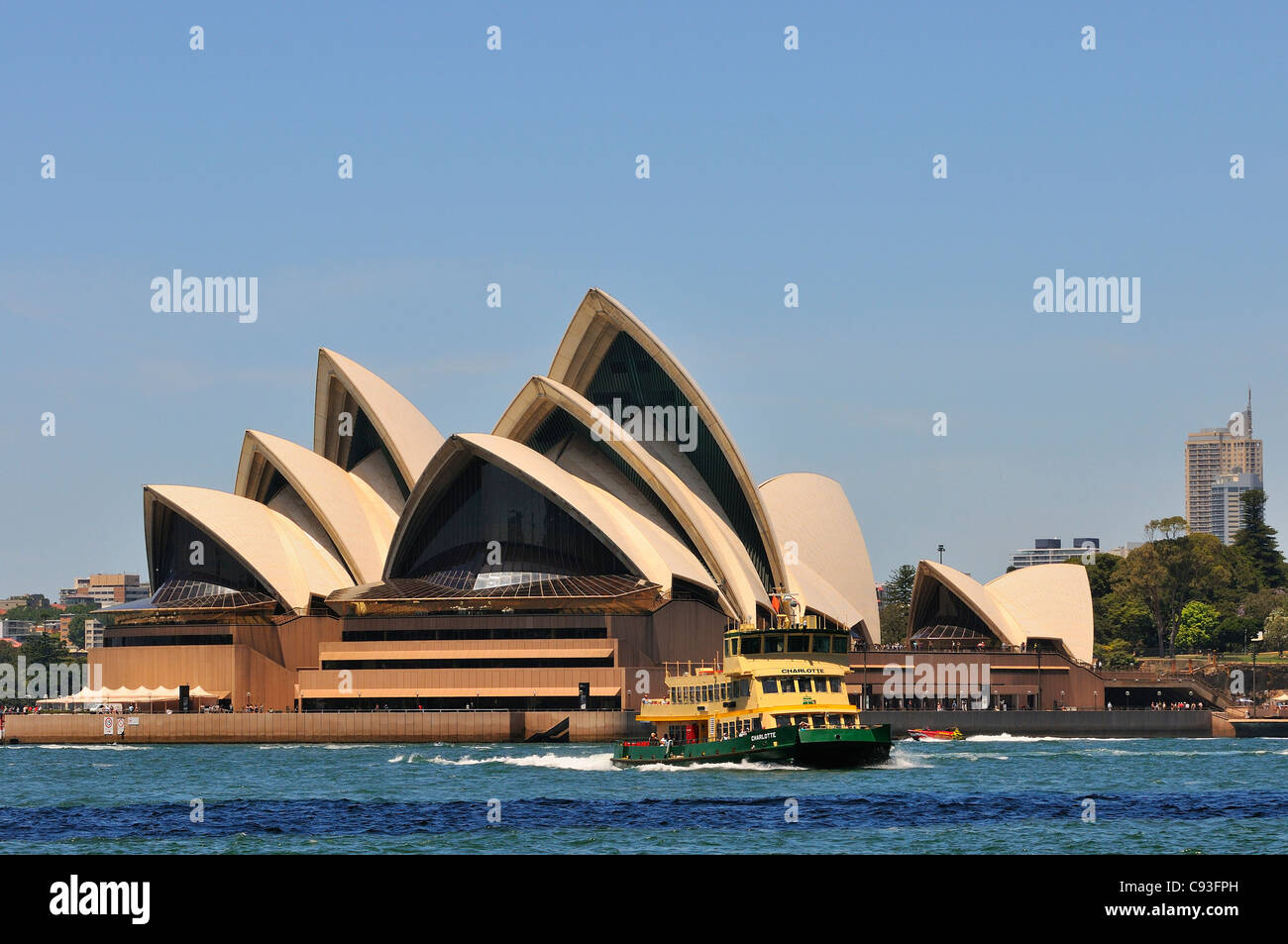 Am Wasser Blick von der Fähre in Richtung der berühmten Opernhaus von Sydney mit einem Sydney Innenhafen Pendler Überfahrt vor. Stockfoto