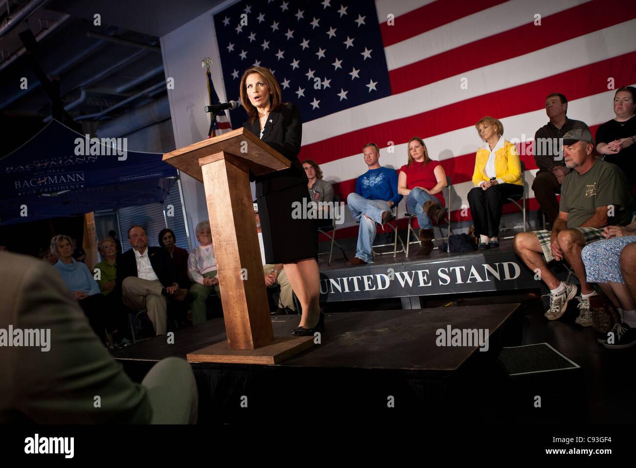 Republikanische Präsidentschaftskandidatin Michele Bachmann gibt eine Außenpolitik Adresse am 10. November 2011 in Mt. Pleasant, South Carolina.  Rund 30 Demonstranten gestört die Adresse an Bord der USS Yorktown und dann marschierten sie friedlich. Stockfoto